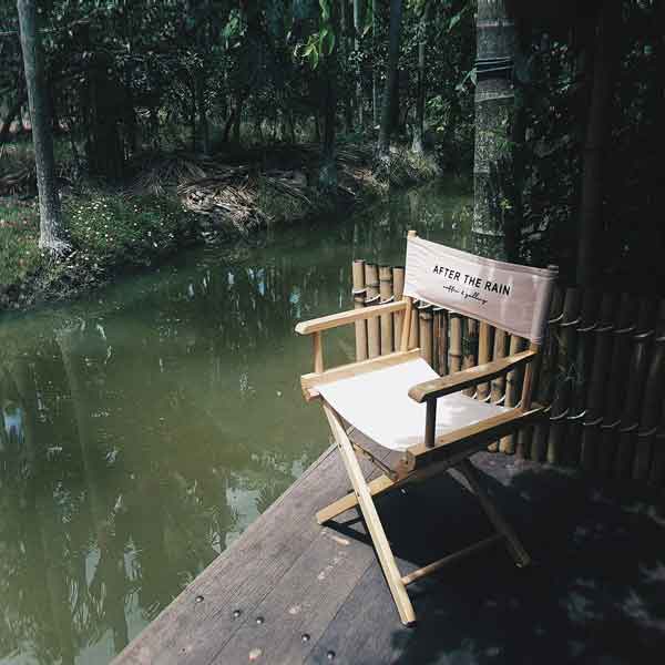 เก้าอี้ที่ตั้งอยู่ริมน้ำ ของร้าน After the Rain Coffee&Gallery