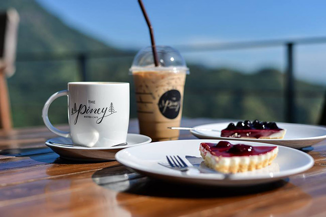 เค้กและเครื่องดื่มของร้าน The Piney Bistro Cafe