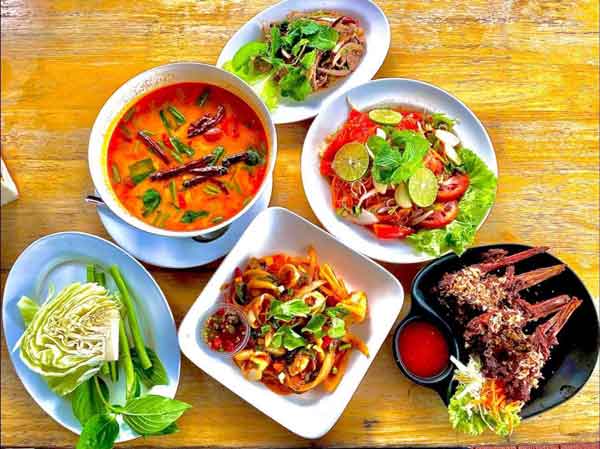 อาหารไทย-อีสาน ของร้าน โครตหมูริมน้้ำ