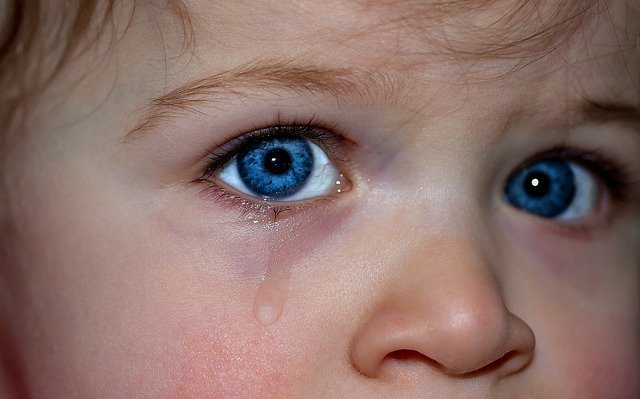 ใครรู้บอกที ทำไมเสียใจ น้ำตา ถึงไหล ร้องไห้ ทำไมต้องมีน้ำตาออกมาจากดวงตา